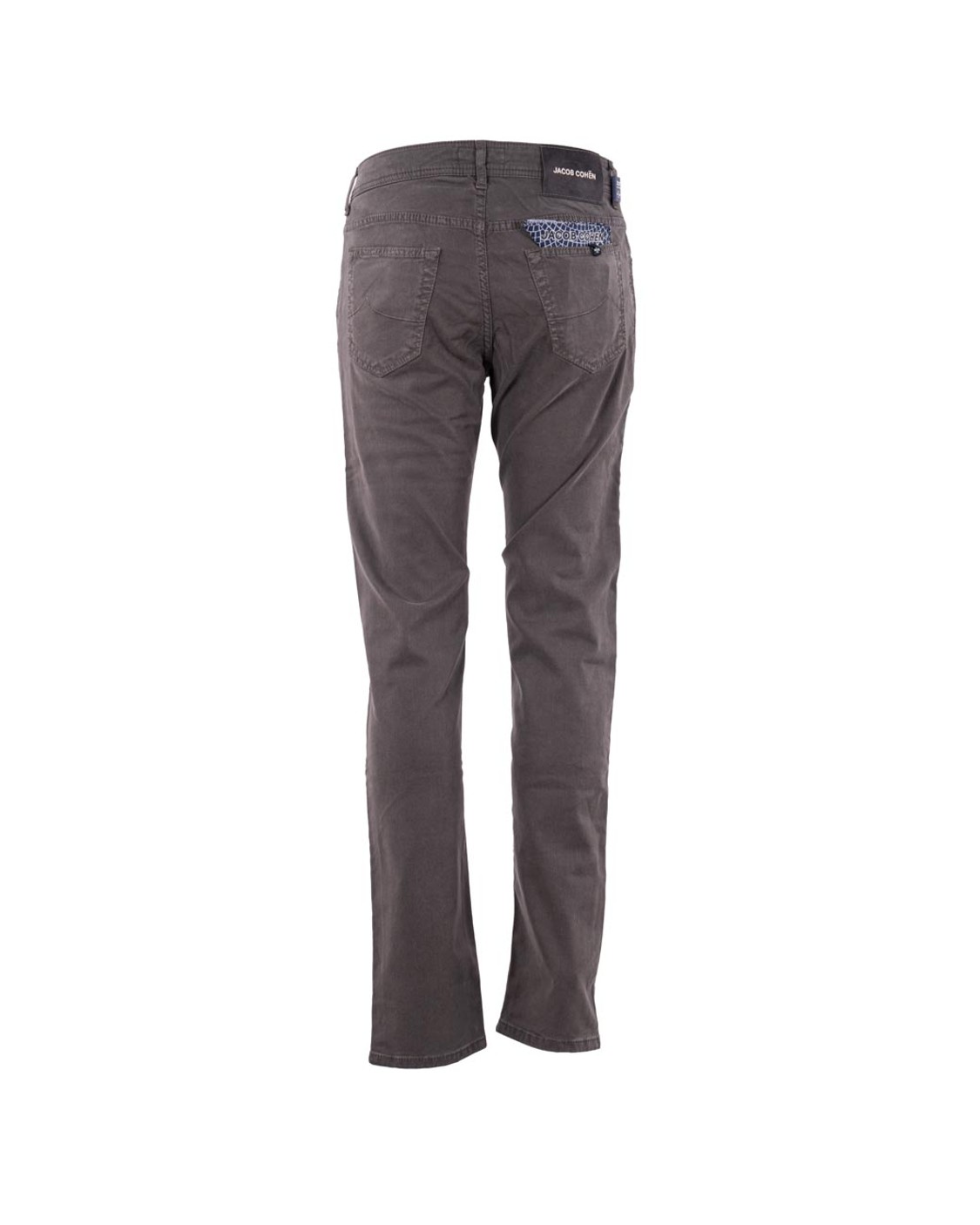 shop JACOB COHEN  Pantalone: Jacob Cohen pantaloni 5 tasche Bard.
Regular-slim fit.
Vita media.
Tessuto diagonale di lyocell e cotone stretch tinto in capo tortora.
Salpa in pelle scamosciata marrone e panna con pattern a laser. Logo ricamato.
Bottone smaltato opaco con motivo circolare e logo 3D, finitura terra.
Include bandana con stampa mosaico e rocchetto di filo.
Patta interna ricamata con nome del pantalone e citazione del fondatore.
Composizione: 49% lyocell, 49% cotone, 2% elastan/spandex.
Made in Italy.. QE004 S4216-C35 number 7843908